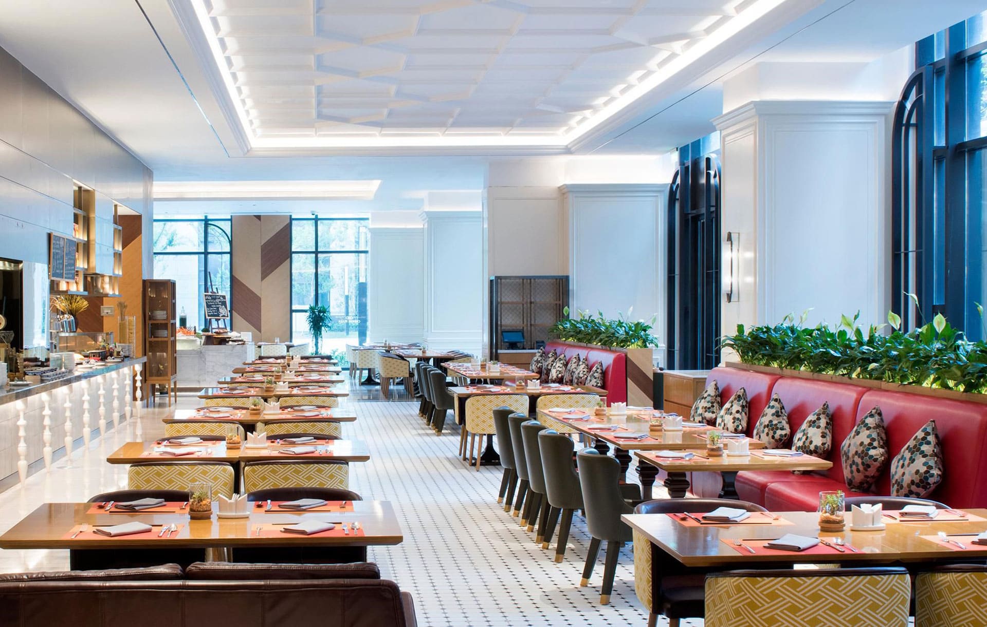 hotel crowne plaza all day dining interiorismo